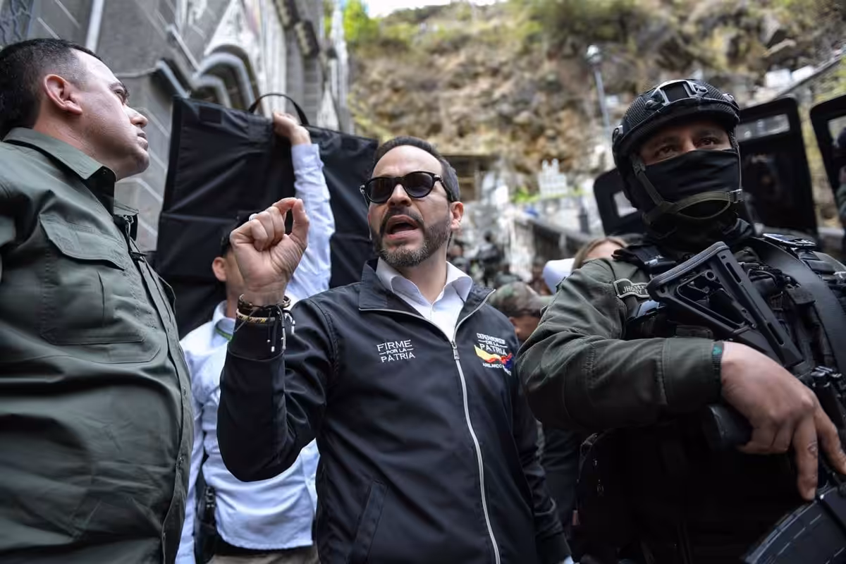 De la Espriella acusa a Petro de golpismo y apela al Ejército para que proteja la Constitución de Colombia 6 De la Espriella acusa a Petro de golpismo y apela al Ejército para que proteja la Constitución de Colombia