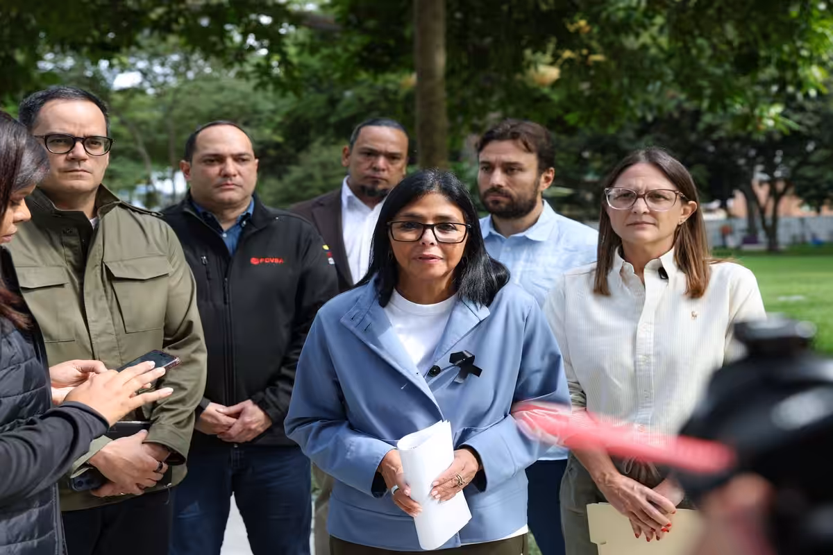 Delcy Rodríguez visita en Caracas un campamento de desplazados por los terremotos en Venezuela