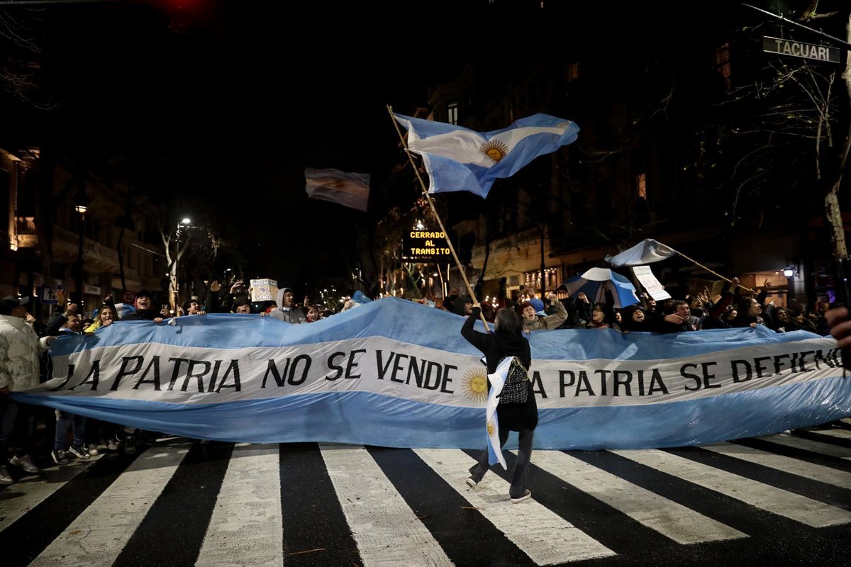 Miles de argentinos protestan en Buenos Aires contra la Ley de Propiedad Privada bajo el lema ‘La patria no se vende’