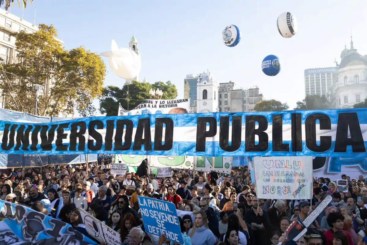 Estudiantes argentinos desalojados de la Secretaría de Educación tras exigir cumplir la Ley de Financiamiento