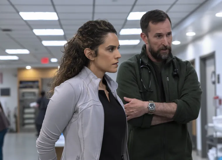 Sepideh Moafi y Noah Wyle en la segunda temporada de The Pitt | Foto: HBO Max