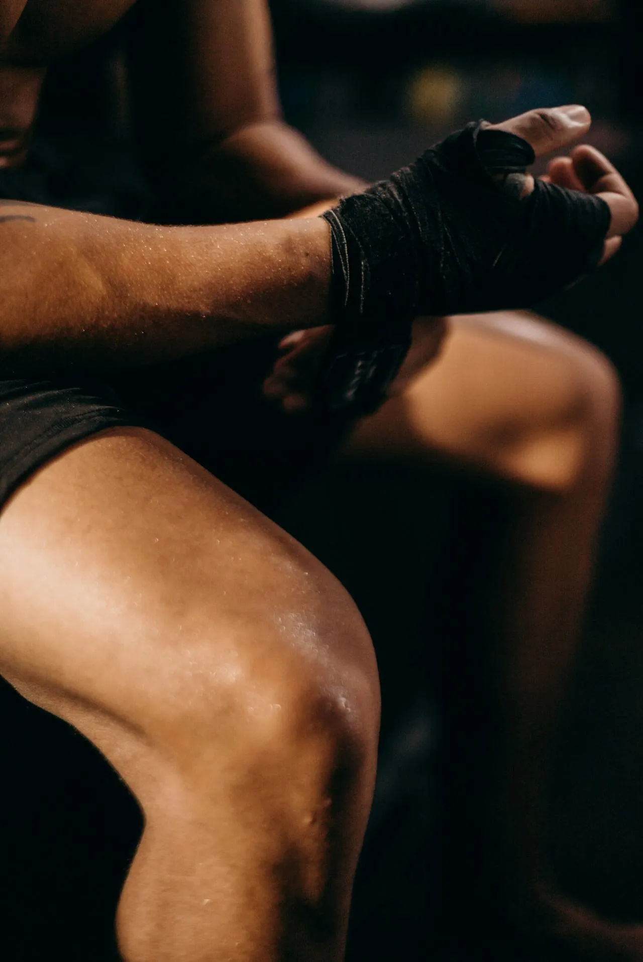Por qué las vendas de boxeo son tu primera defensa en el entrenamiento 2 Evita lesiones: aprende a vendarte correctamente antes de cada entrenamiento