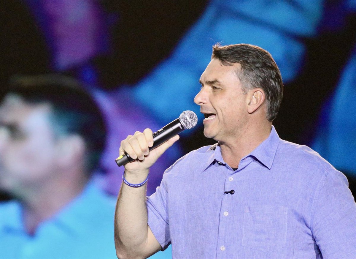 Flávio Bolsonaro vuelve a llamar corruptos a los jueces brasileños y afirma que sienten "pavor" de que gane 2 Flávio Bolsonaro vuelve a llamar corruptos a los jueces brasileños y afirma que sienten “pavor” de que gane