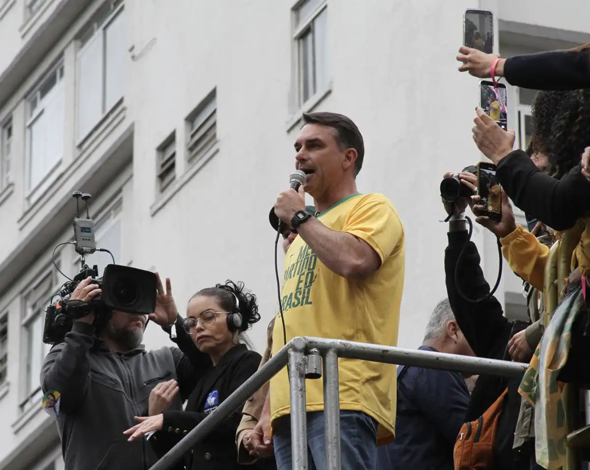Flávio Bolsonaro liga a Lula y Alexandre De Moraes ante los mensajes del expresidente del Banco Master al juez brasileño