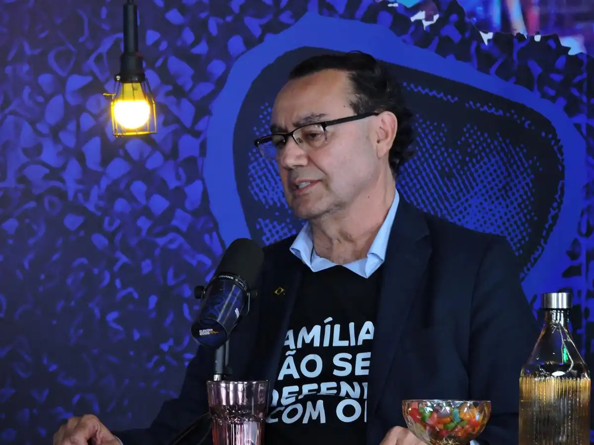Augusto Cury, tercero en la primera vuelta electoral, anuncia su apoyo a Flávio Bolsonaro en la segunda ronda 1 Augusto Cury, tercero en la primera vuelta electoral, anuncia su apoyo a Flávio Bolsonaro en la segunda ronda