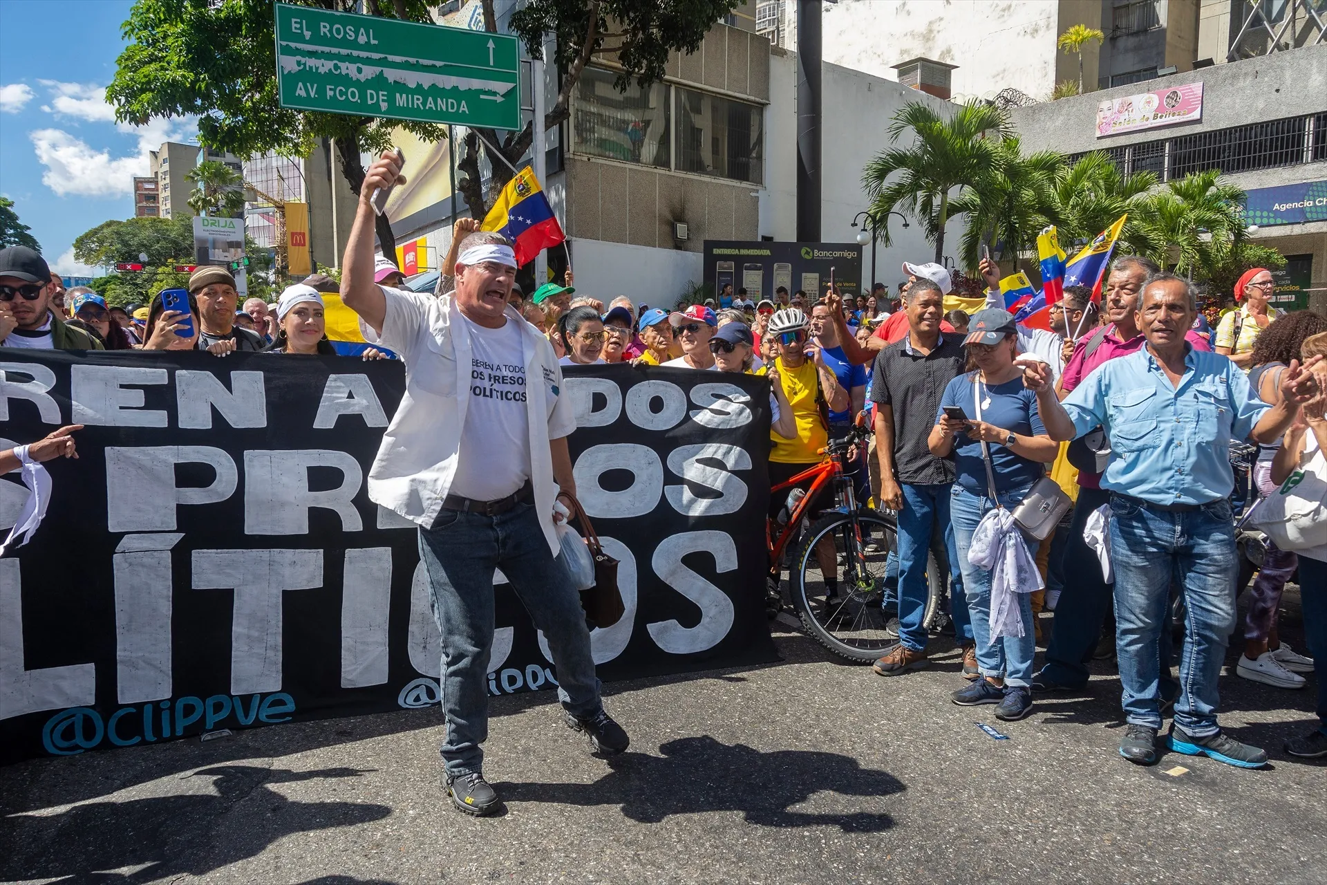 Miles de personas se suman en Venezuela a las protestas convocadas por la oposición