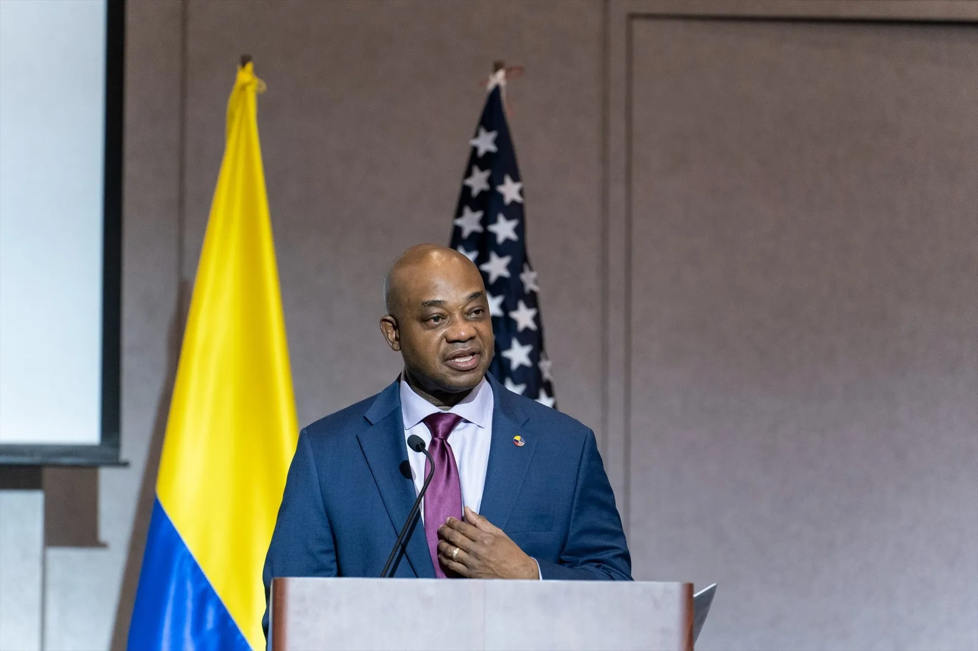 (Foto de ARCHIVO) El ministro de Exteriores de Colombia, Luis Gilberto Murillo REMITIDA / HANDOUT por MINISTERIO DE EXTERIORES DE COLOMBIA Fotografía remitida a medios de comunicación exclusivamente para ilustrar la noticia a la que hace referencia la imagen, y citando la procedencia de la imagen en la firma