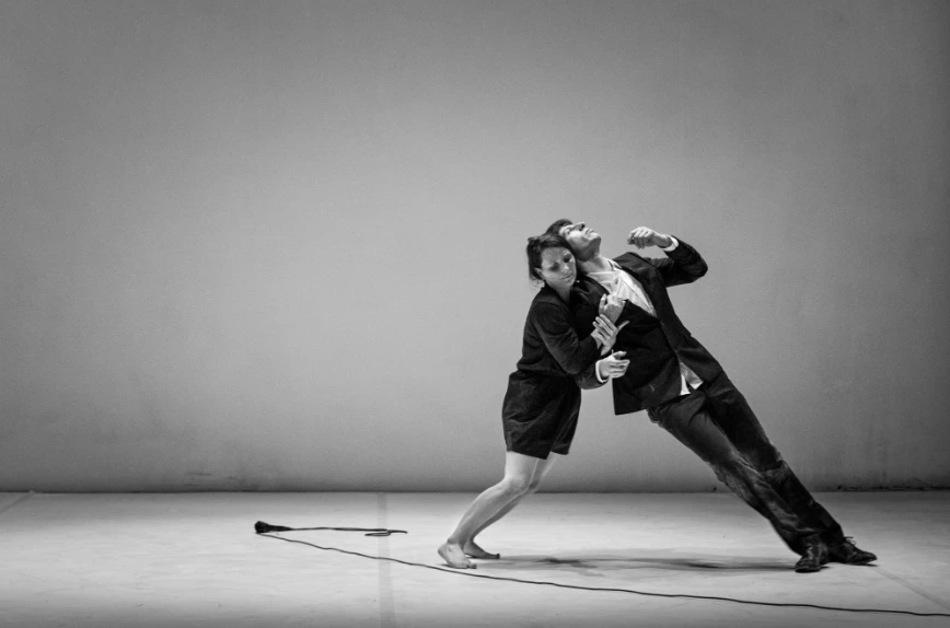 Un cuervo, dos cuerpos y una orquesta: el teatro europeo contemporáneo que llega desde Toulouse