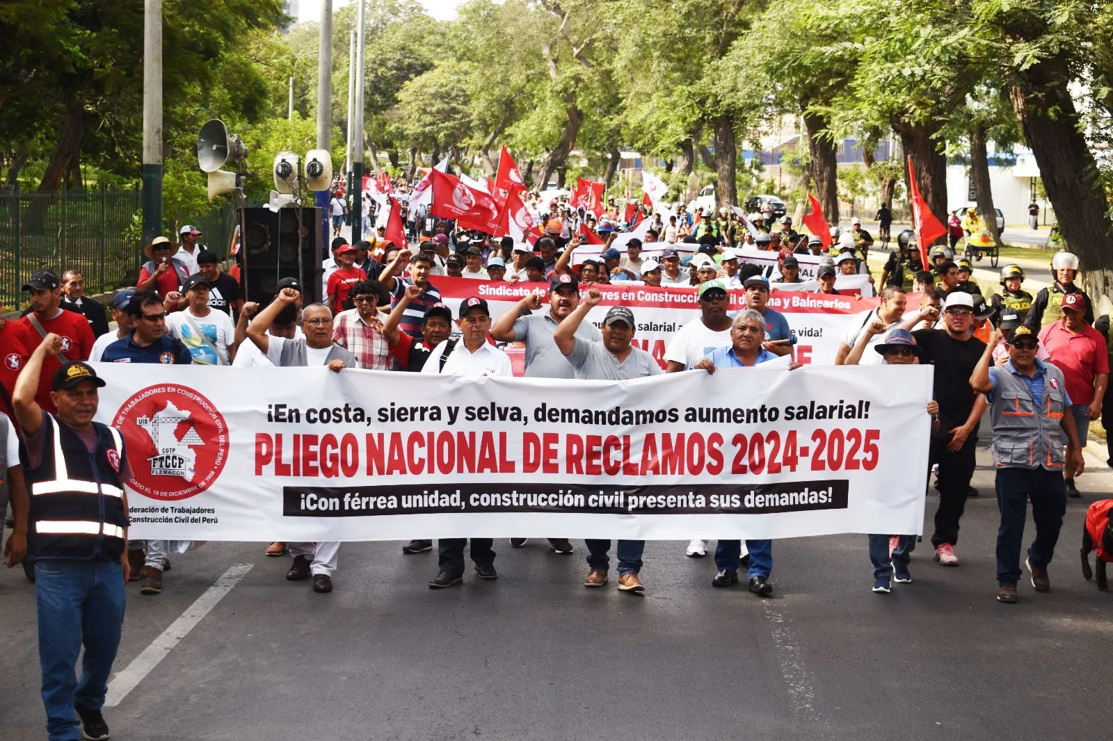 Trabajadores de Construcción Civil demandan aumento de salarios ante alza del costo de vida 10 Trabajadores de Construcción Civil demandan aumento de salarios ante alza del costo de vida