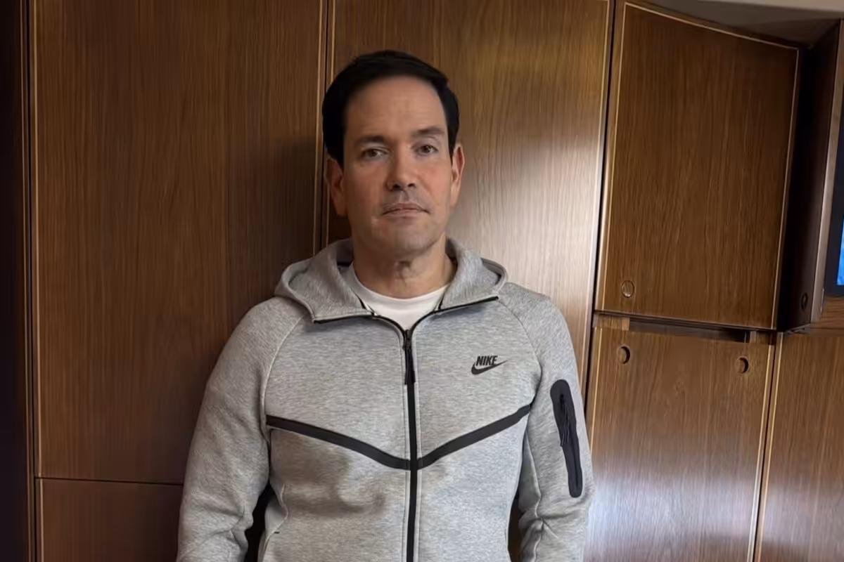 Marco Rubio posa desde el avión presidencial rumbo a China con el chándal que llevaba Maduro tras su captura
