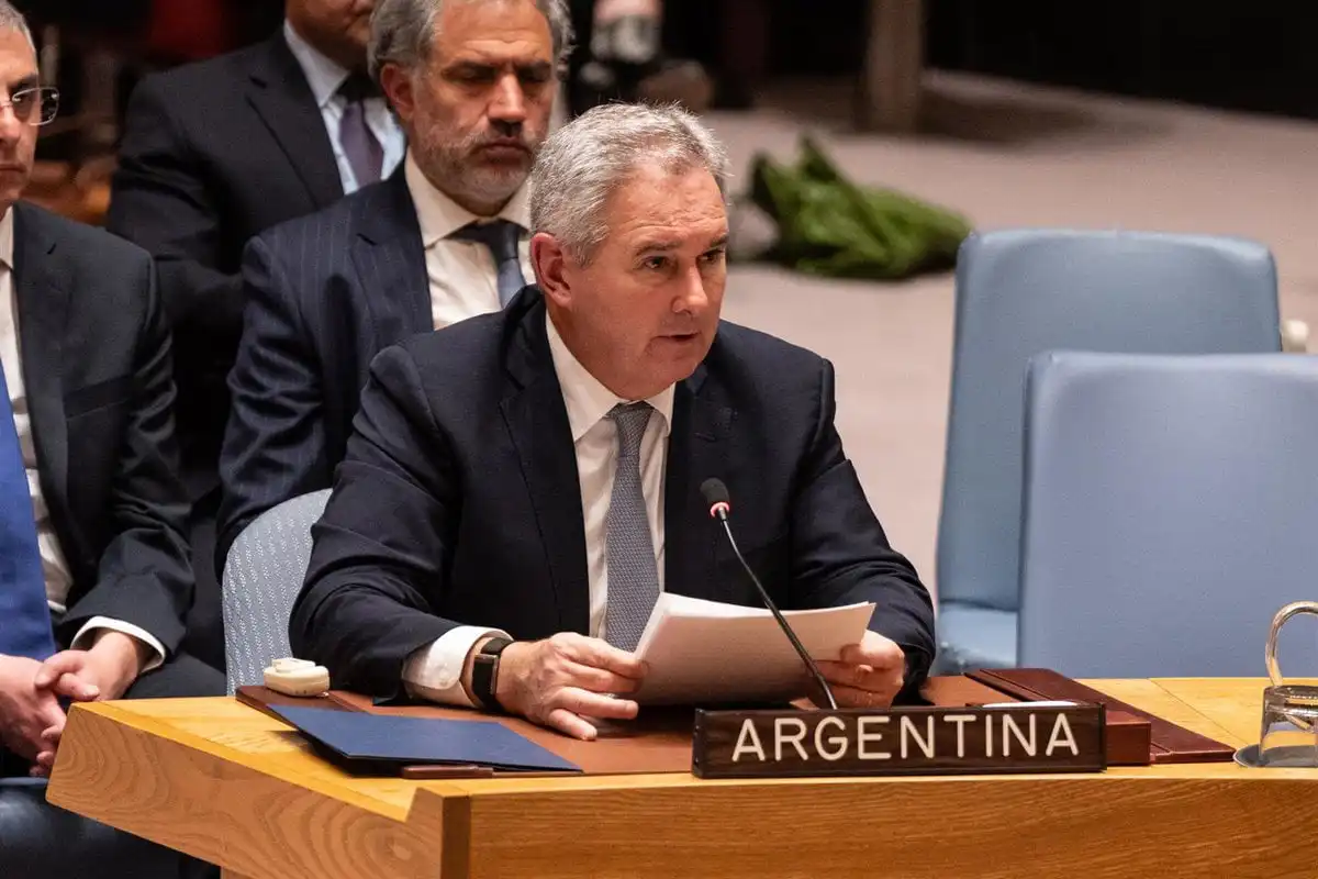 Ministros de Defensa y Exteriores de Argentina visitan en Ushuaia la zona en la que se prevé una base naval 15 Ministros de Defensa y Exteriores de Argentina visitan en Ushuaia la zona en la que se prevé una base naval