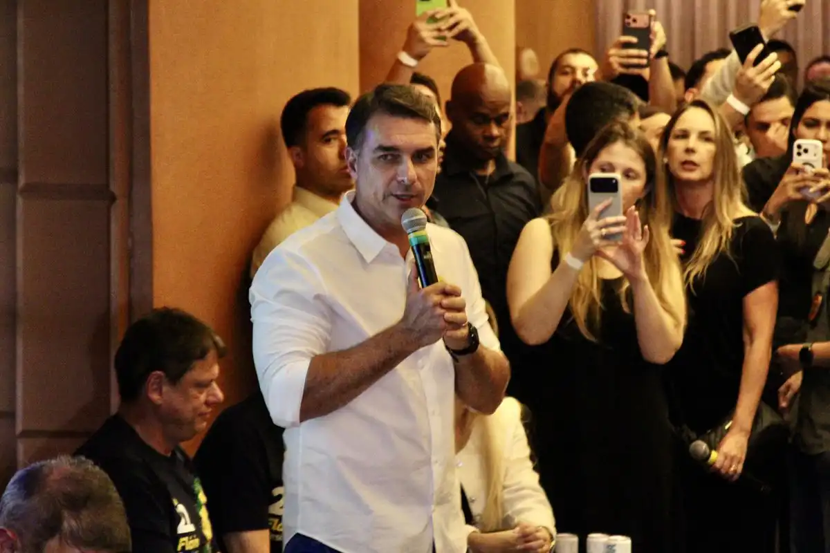 El Supremo de Brasil autoriza al candidato Flávio Bolsonaro a visitar a su padre antes de la segunda vuelta 6 El Supremo de Brasil autoriza al candidato Flávio Bolsonaro a visitar a su padre antes de la segunda vuelta
