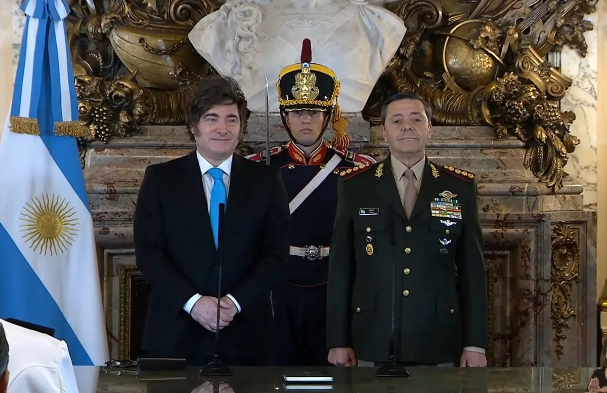El teniente general Carlos Presti jura como ministro de Defensa de Argentina, primer militar en el cargo en democracia