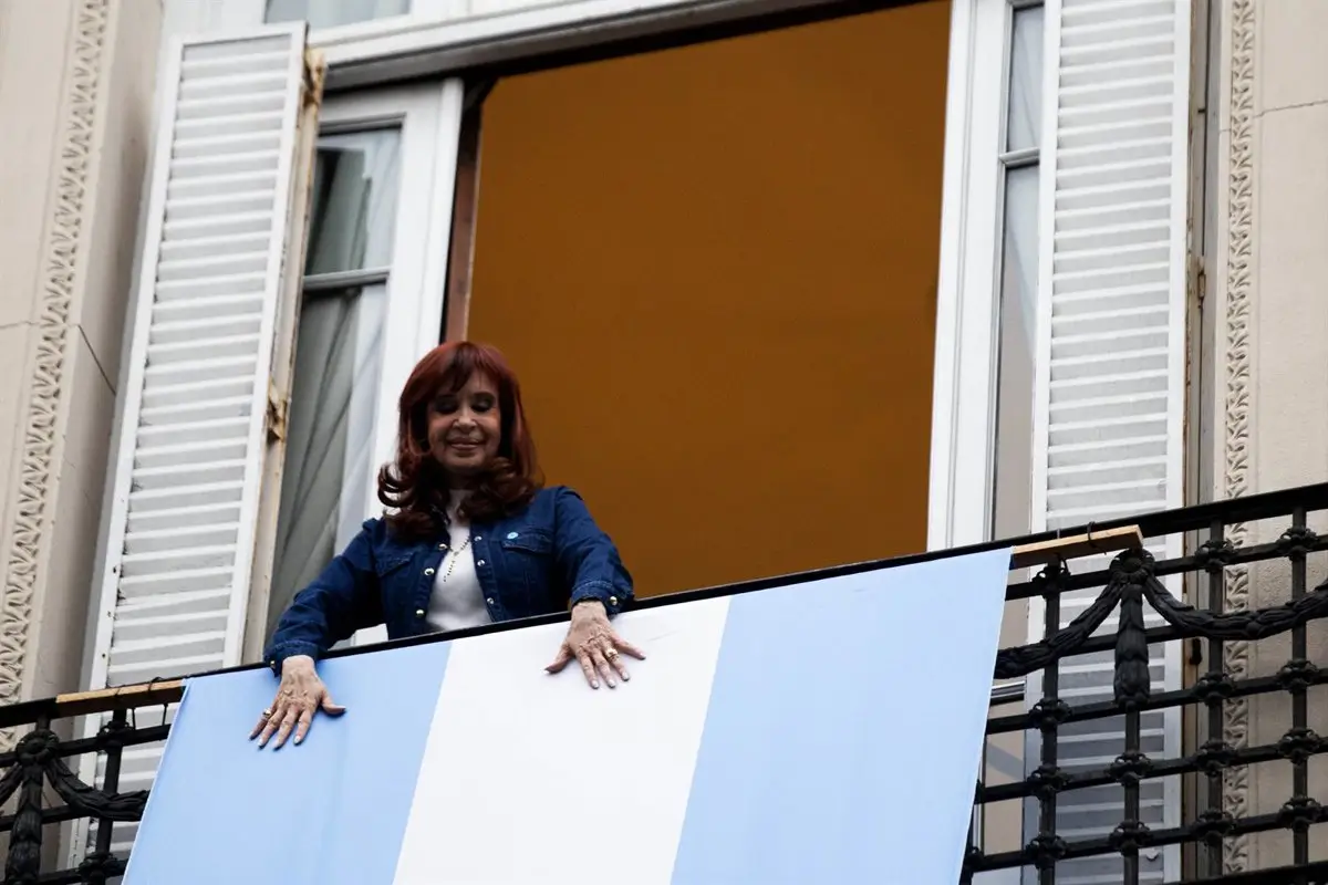 La Justicia argentina mantiene la tobillera electrónica y las restricciones de visitas a Cristina Fernández