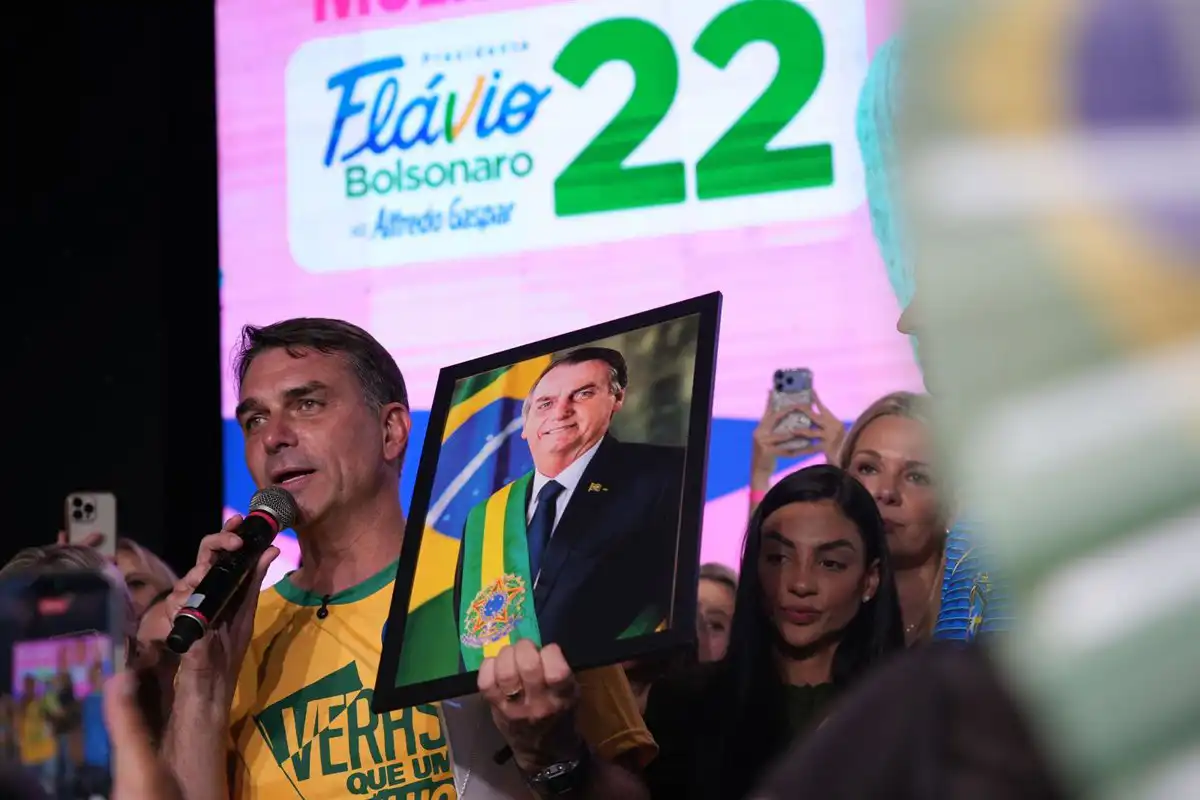 Flávio Bolsonaro cambia de opinión y anuncia ahora su respaldo a la reducción de la jornada laboral en Brasil