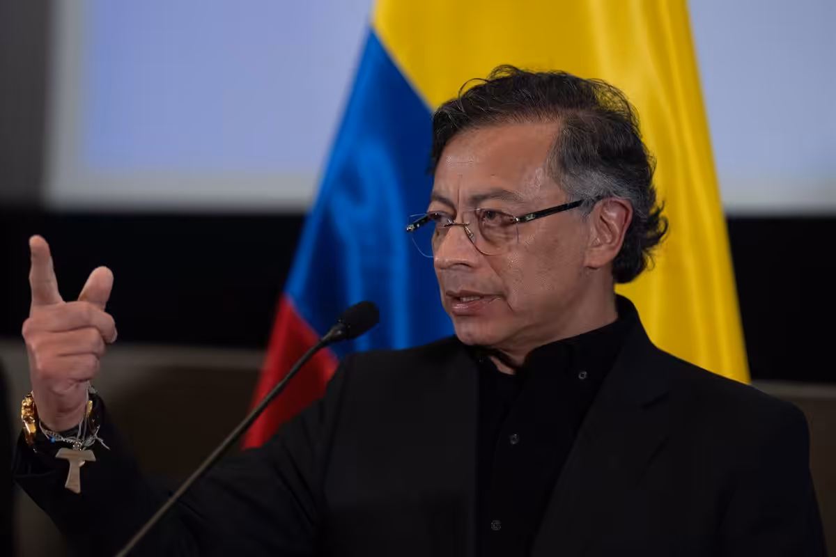 Petro avala el traslado de miembros de grupos armados a zonas de ubicación mientras avanzan las negociaciones