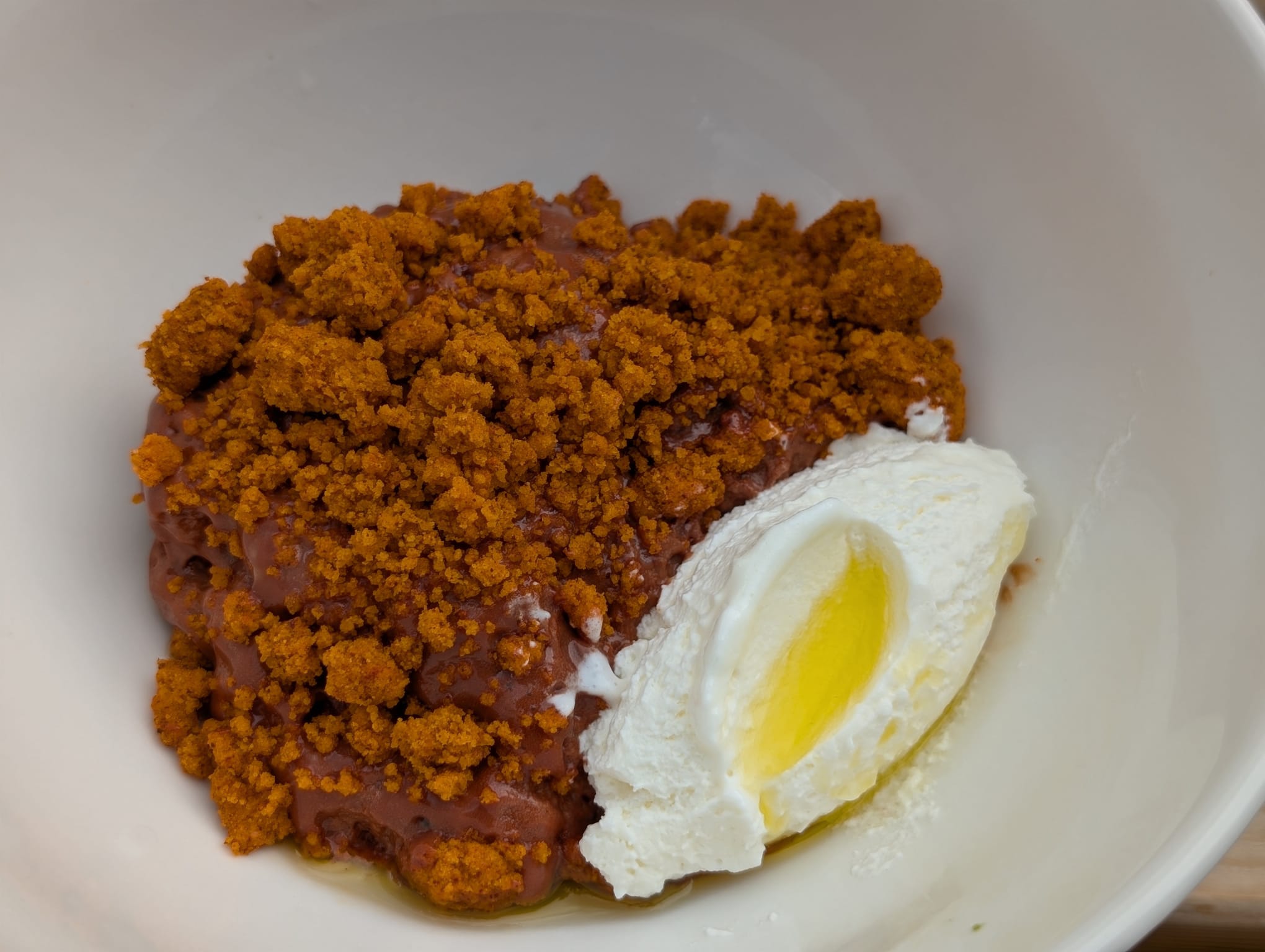 Megève: el pueblo alpino donde el lujo nació sin perder el alma de la montaña 4 Restaurante 45 La Bonne Latitude con su especialidad de mousse de chocolate con crumble de paprika ahumada, crème montée y aceite de oliva