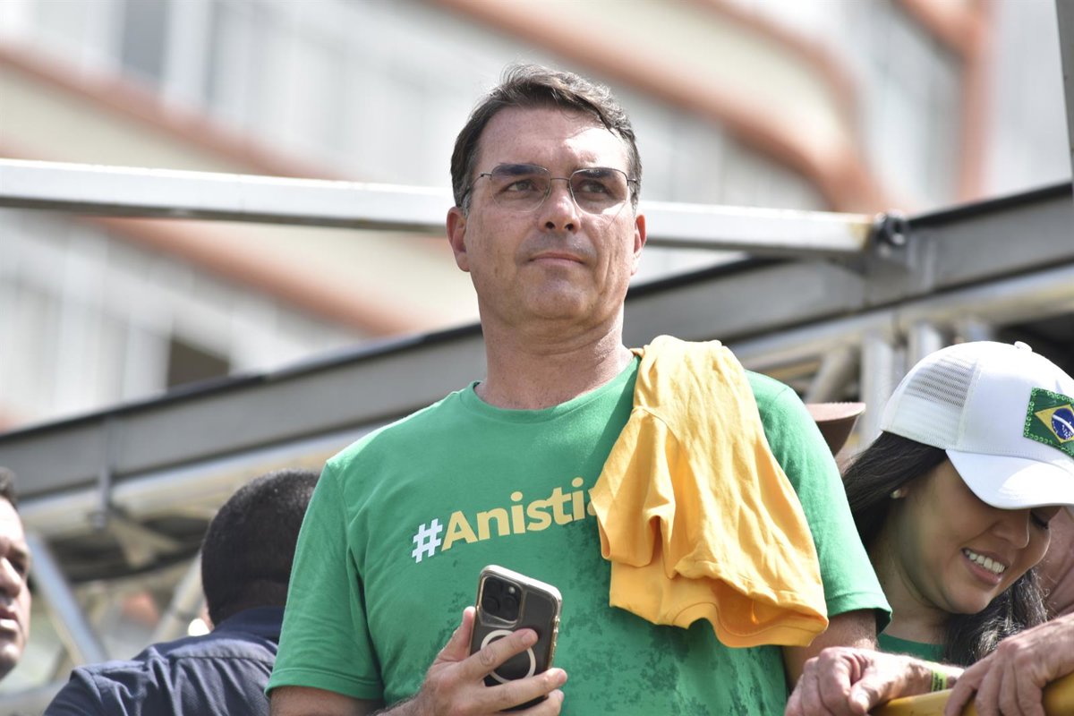 El Supremo de Brasil suspende 90 días las visitas de Flávio Bolsonaro al expresidente por romper las medidas cautelares