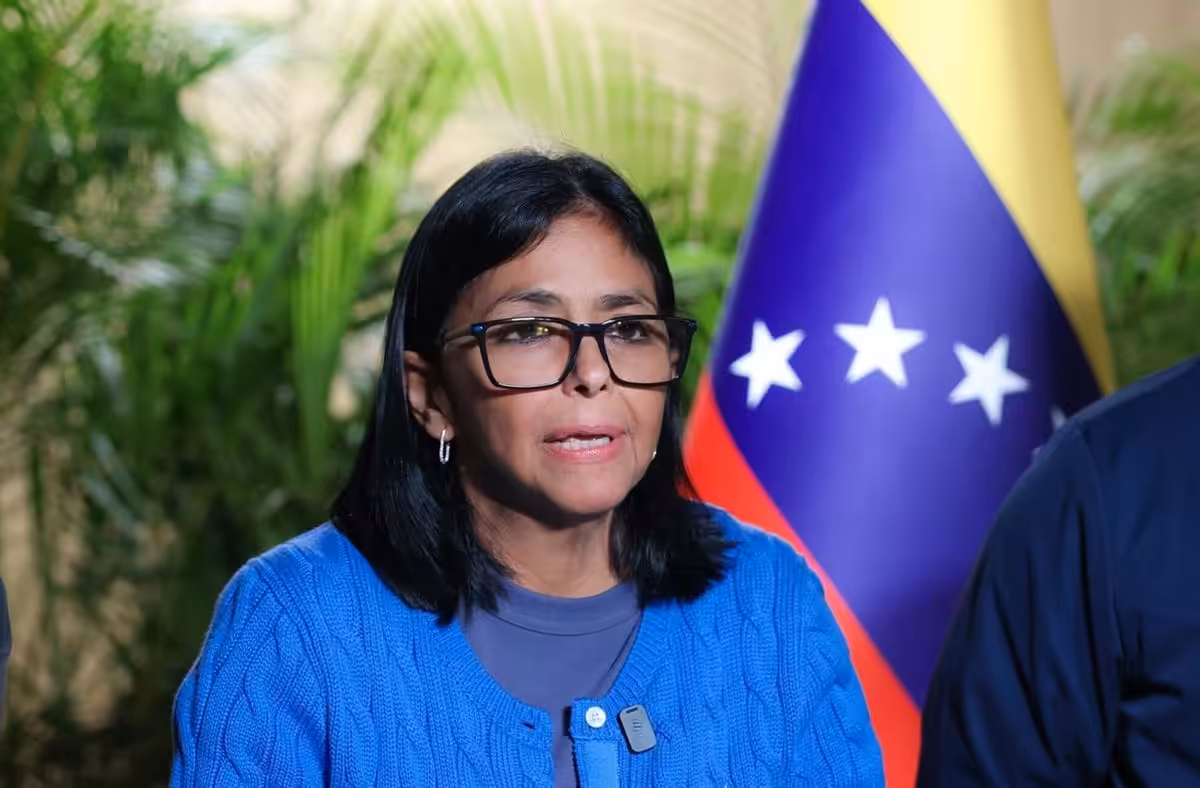 Delcy Rodríguez nombra a Johann Álvarez como nuevo encargado de negocios de Venezuela en EEUU