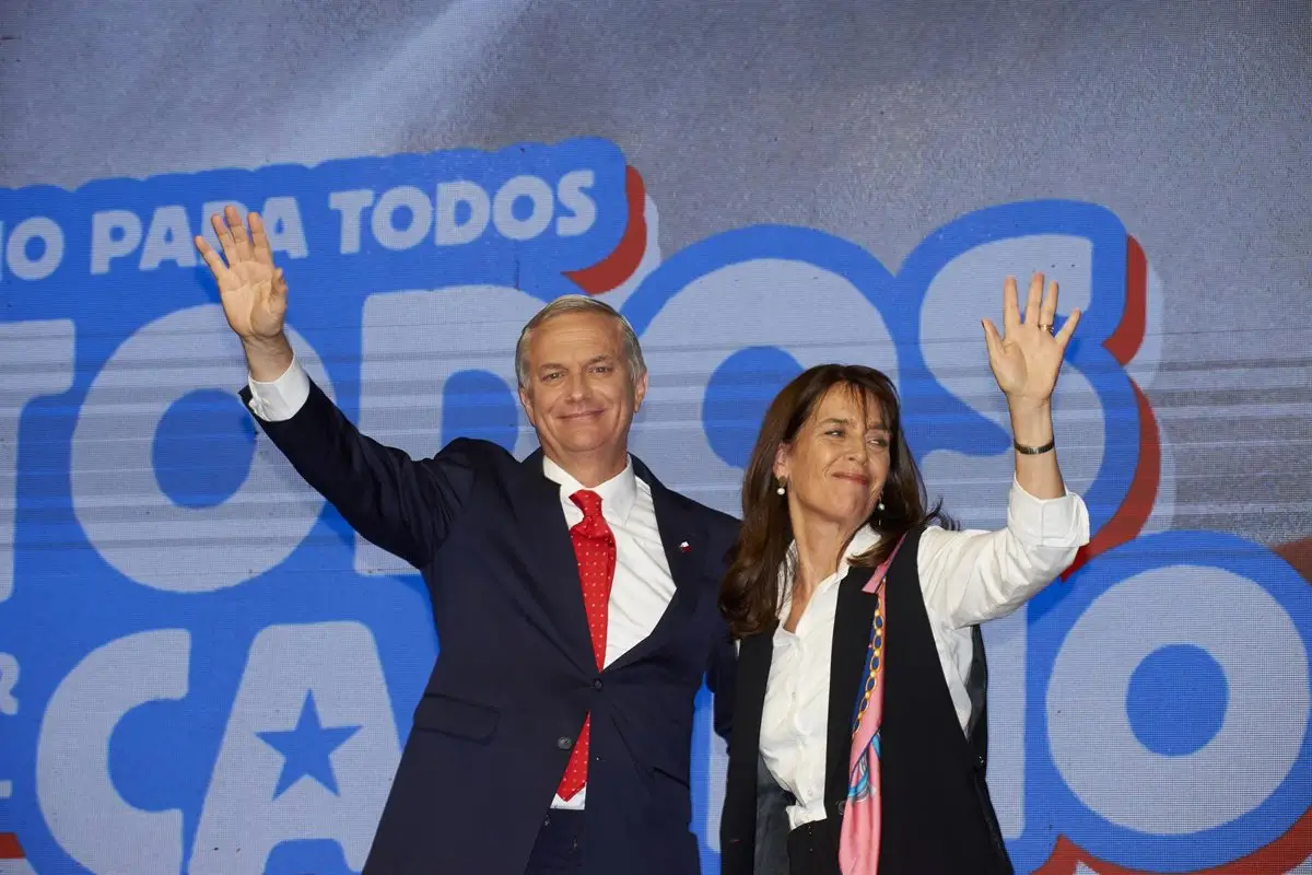 Kast promete ser el presidente de "todos" los chilenos y reconstruir el país "sin gritos"