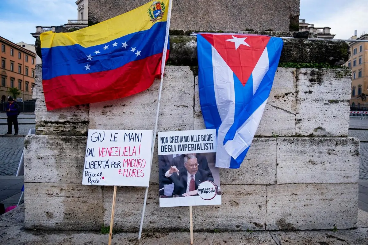 Manifestantes en Italia a favor de Venezuela tras la intervención estadounidense para capturar a Nicolás Maduro. - Europa Press/Contacto/Marco Di Gianvito