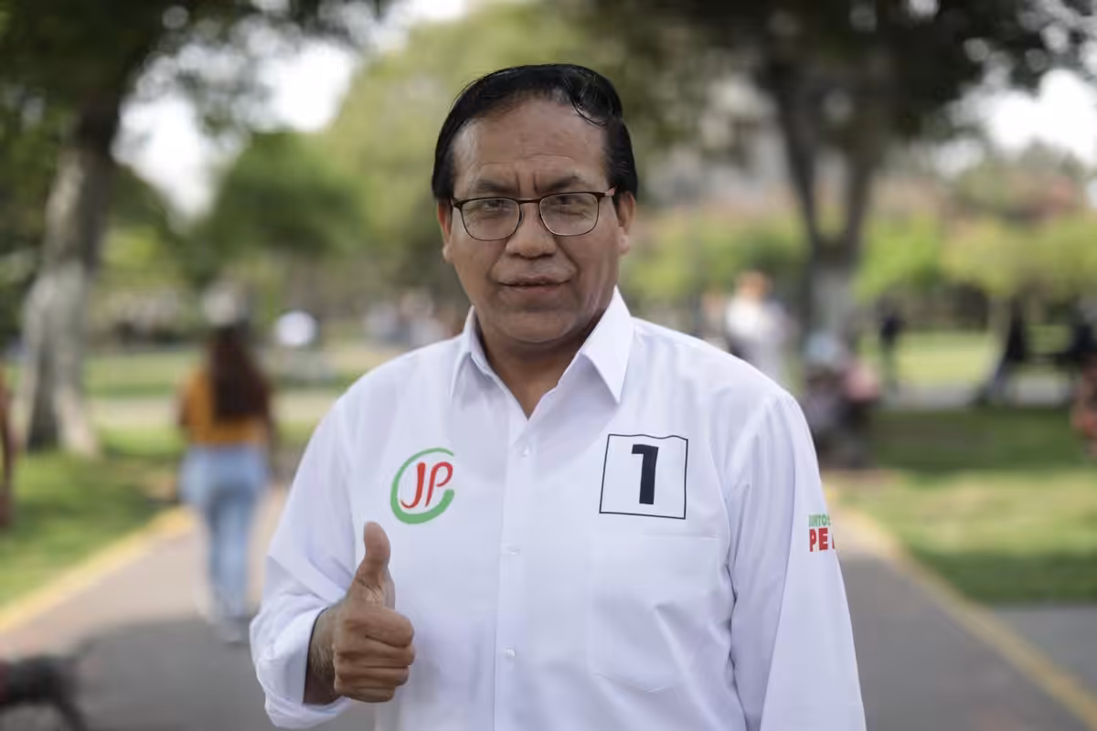 El candidato de la izquierda Roberto Sánchez pide respeto para los resultados en Perú mientras se sitúa segundo