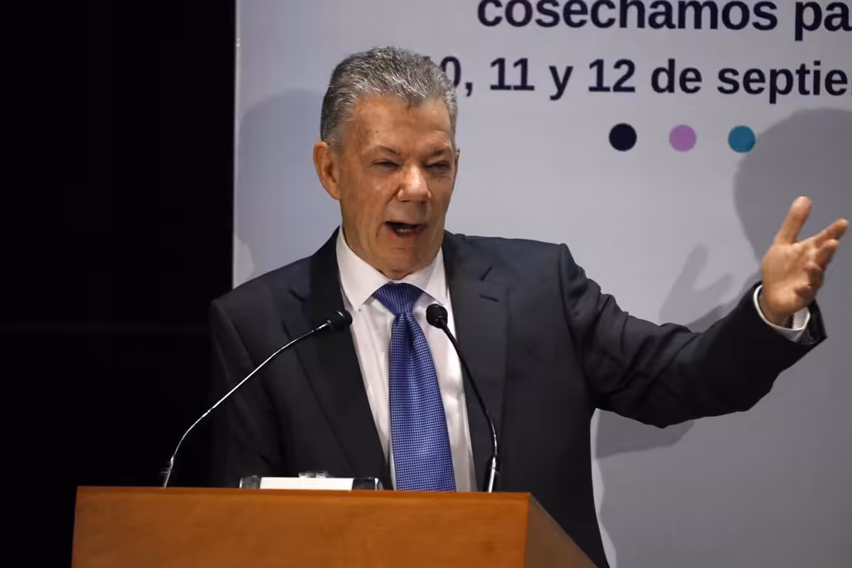 El expresidente Juan Manuel Santos insta a De la Espriella a seguir con el acuerdo de paz en Colombia