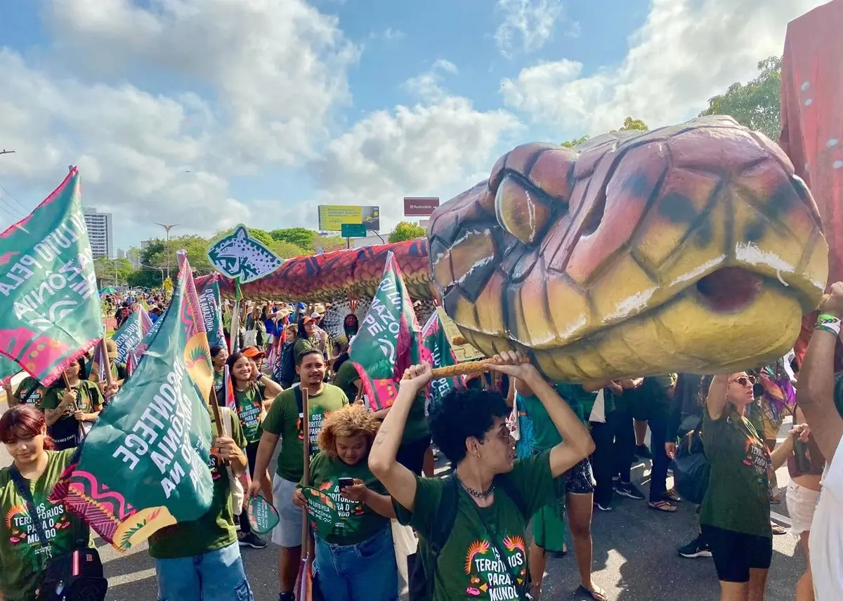 Miles de manifestantes protestan contra la COP30 en Belém, Brasil