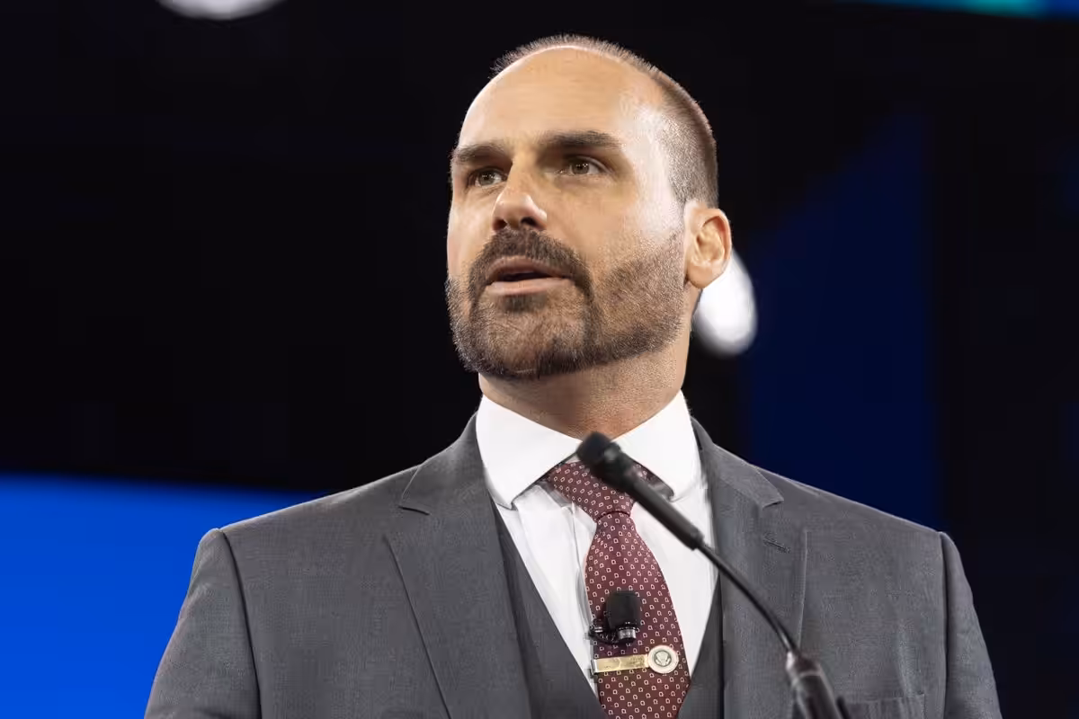 La Policía de Brasil cita formalmente al hijo de Bolsonaro, Eduardo, por ausentarse de su puesto