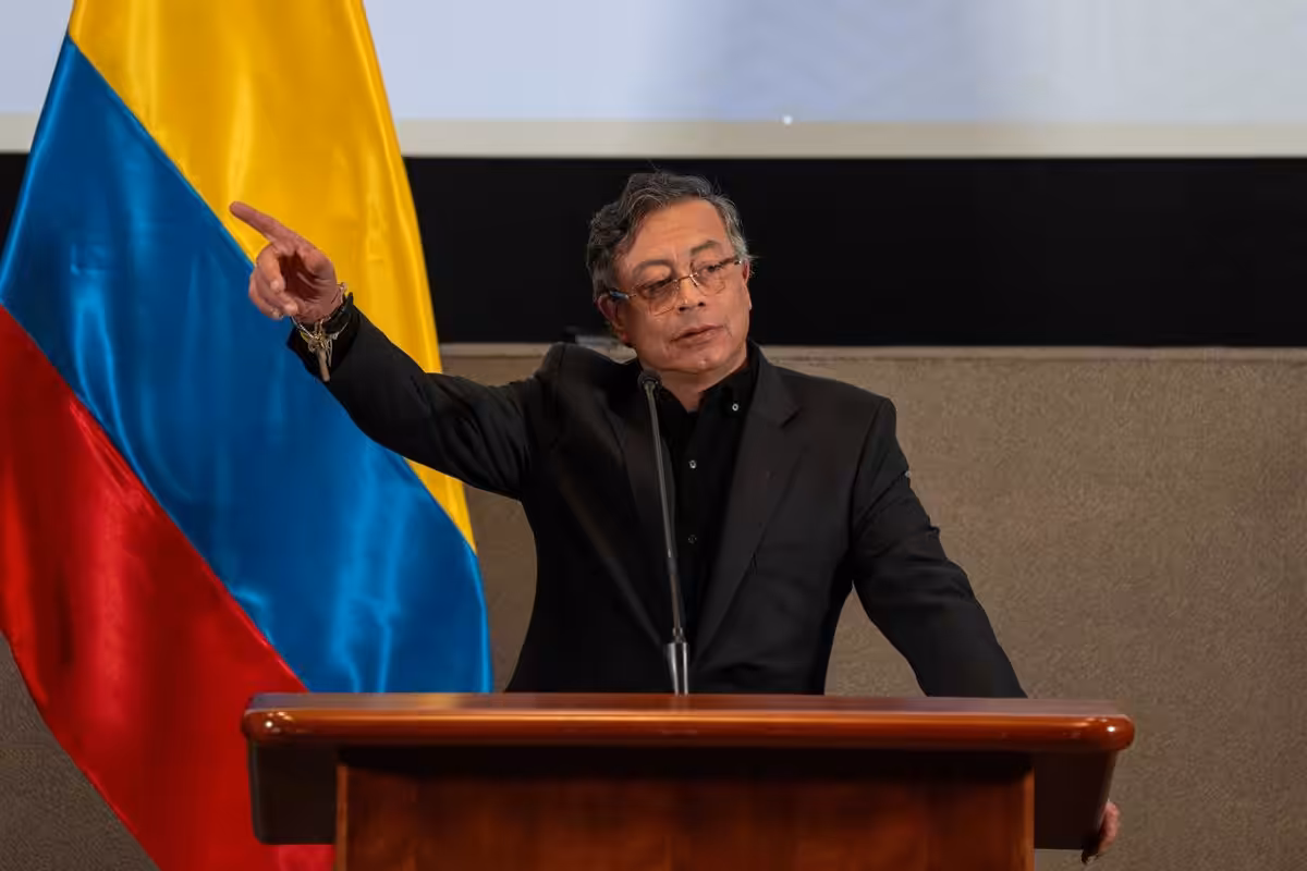 Petro sugiere que Ecuador podría estar “bombardeando” Colombia en la frontera