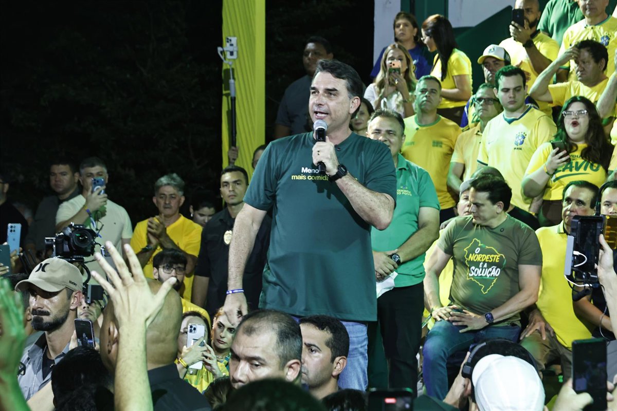 Flávio Bolsonaro acusa a Lula de los aranceles de EEUU a Brasil: "Estamos en un avión sin piloto" 9 Flávio Bolsonaro acusa a Lula de los aranceles de EEUU a Brasil: “Estamos en un avión sin piloto”