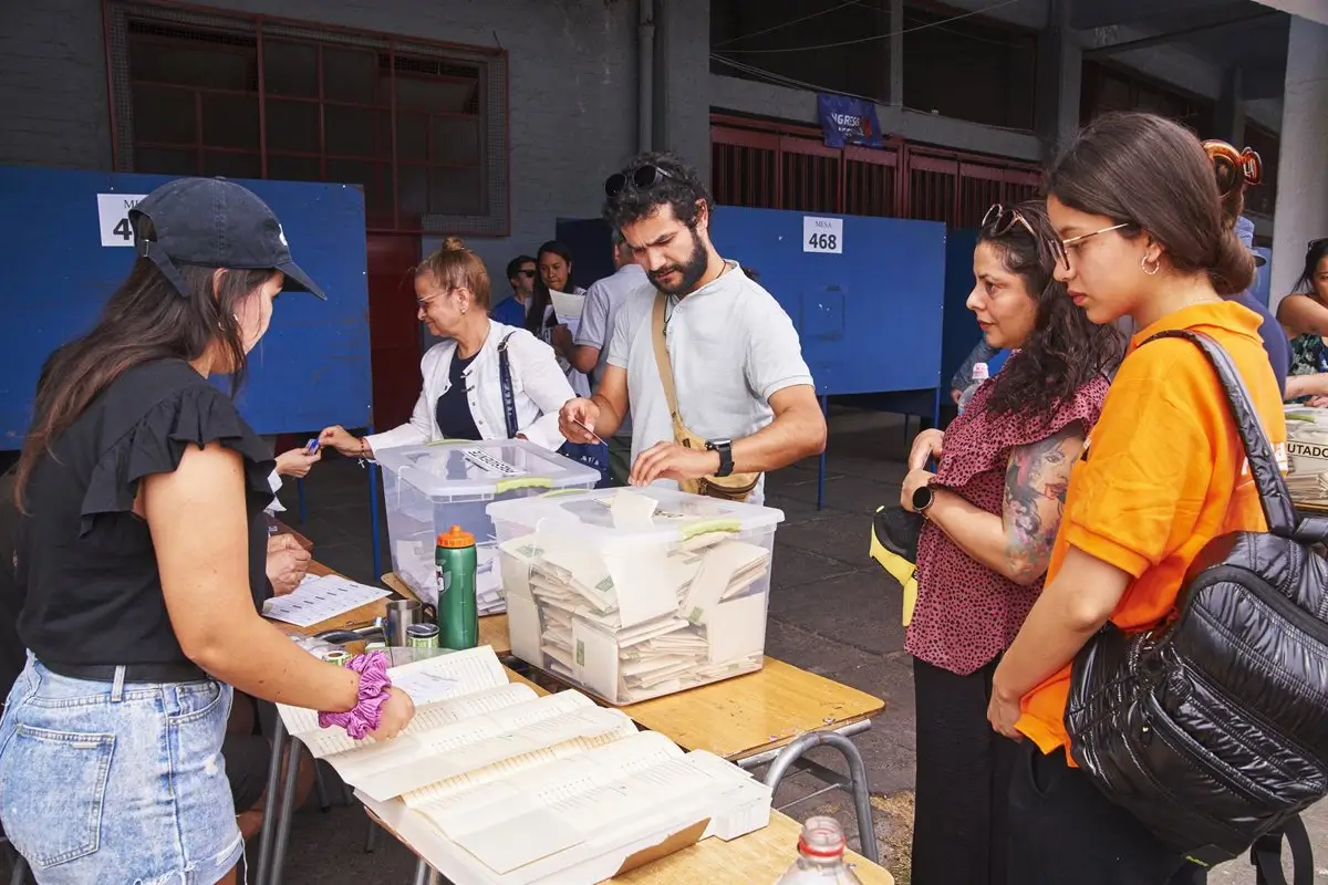 La izquierdista Jara y el ultraderechista Kast irán a la segunda vuelta de las presidenciales en Chile