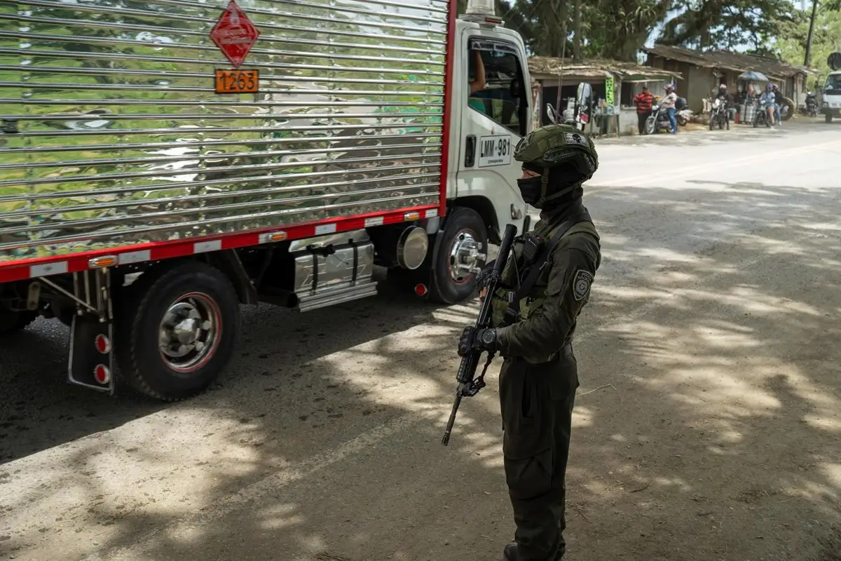 Al menos ocho policías heridos en ataques de las disidencias de 'Iván Mordisco' en el sureste de Colombia