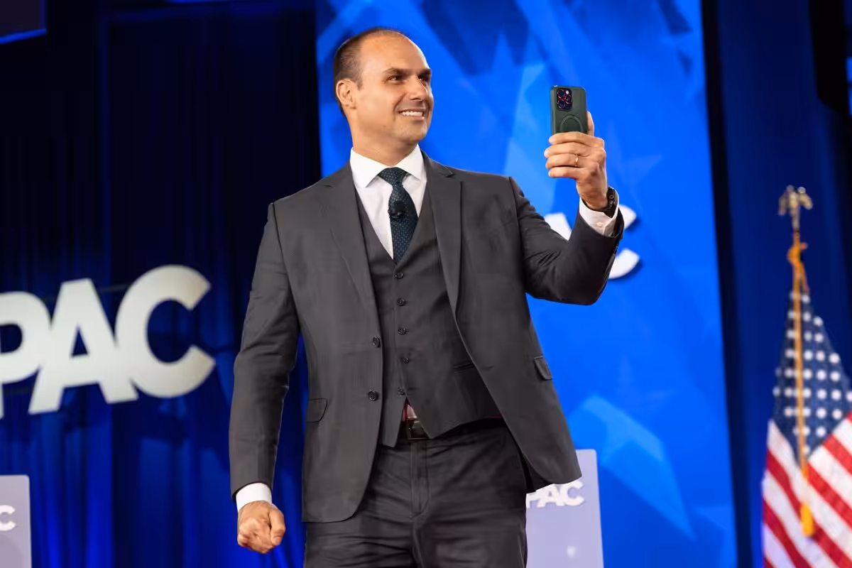 Trump dice que Brasil se ha vuelto “peligroso” a nivel político tras la condena a Eduardo Bolsonaro