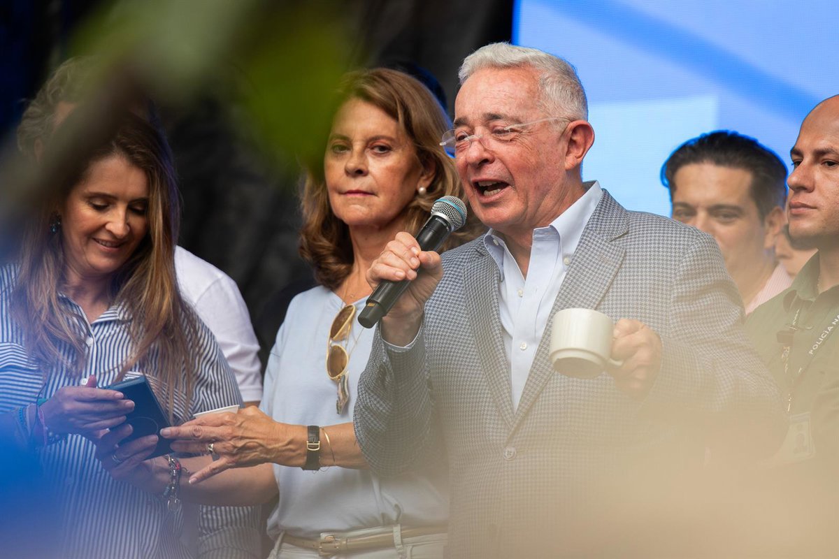Uribe avisa a De la Espriella de que su partido se defenderá “como abejas” si “el tigre ruge”