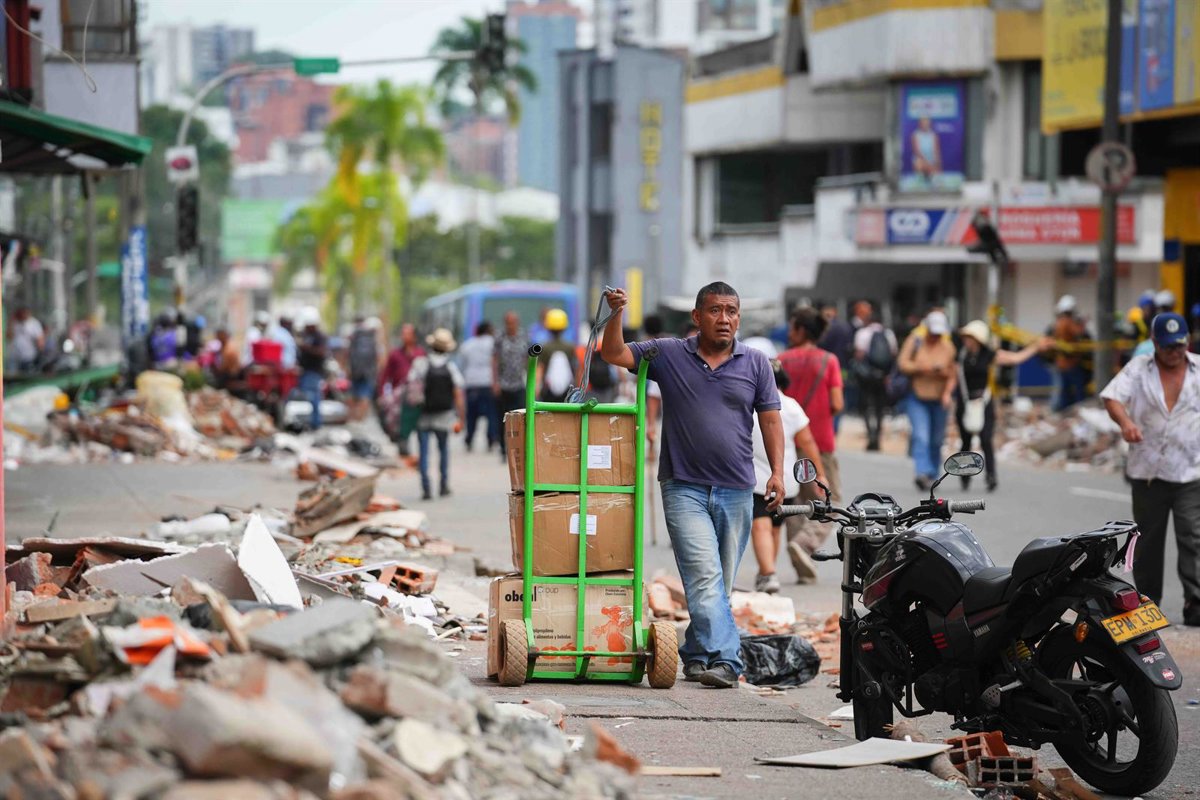 El Instituto de Medicina Legal identifica a 300 víctimas del terremoto en Colombia, entre ellas 22 menores