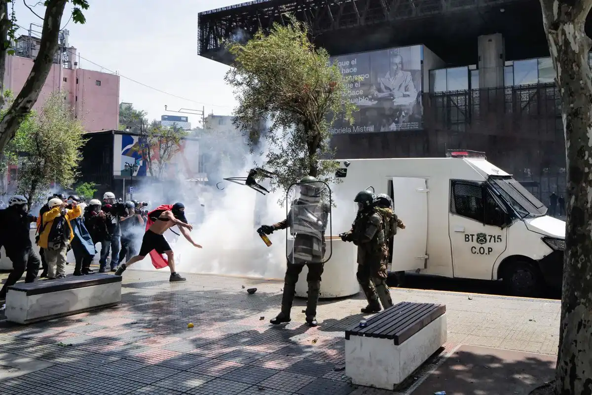 29 detenidos y seis carabineros heridos en los disturbios por el séptimo aniversario del ‘estallido social’ en Chile