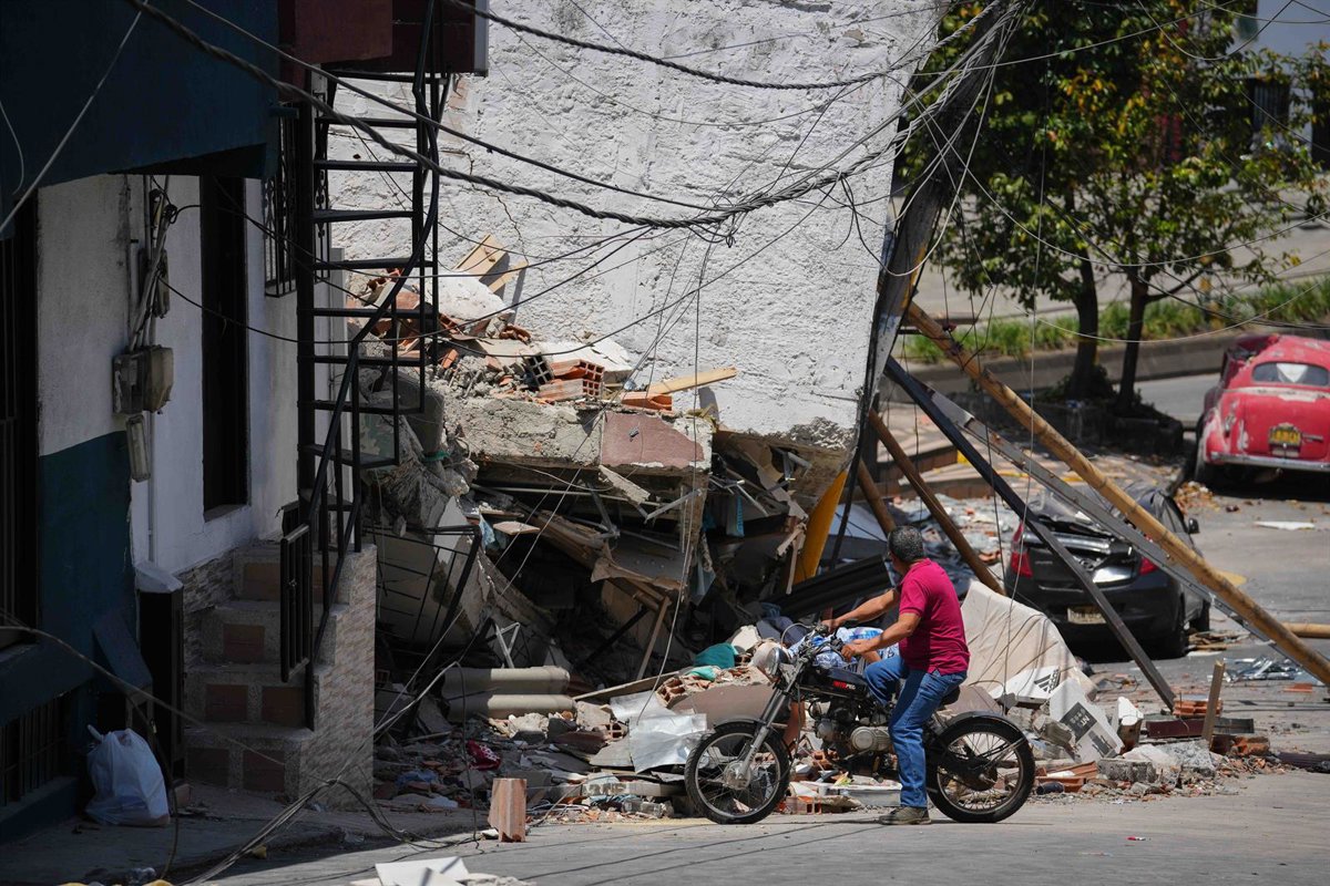 Ascienden a 319 los fallecidos en el terremoto de magnitud 7,4 que sacudió Colombia