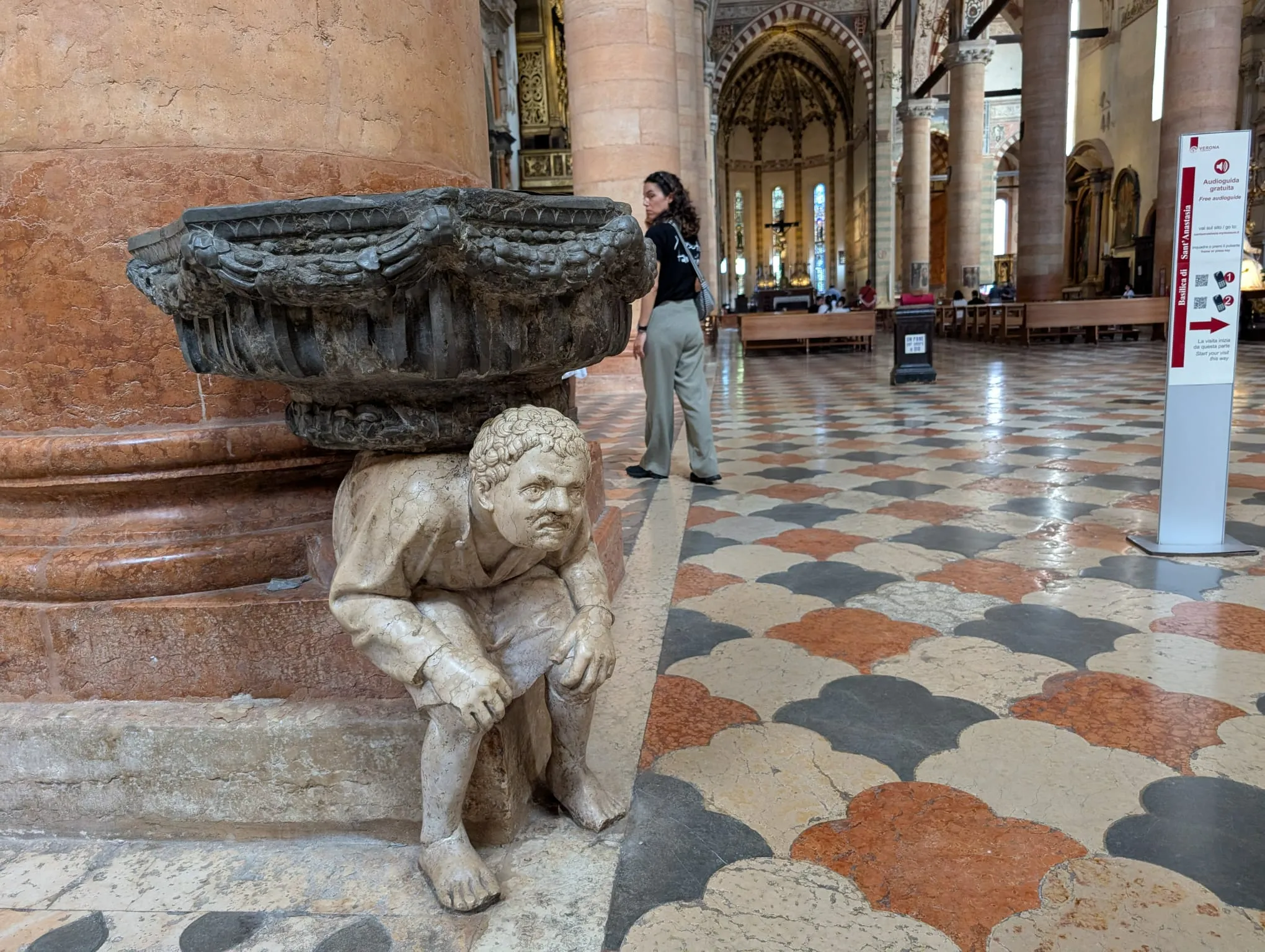 Basílica de Santa Anastasia, jorobado sujetando la pila de agua bendita