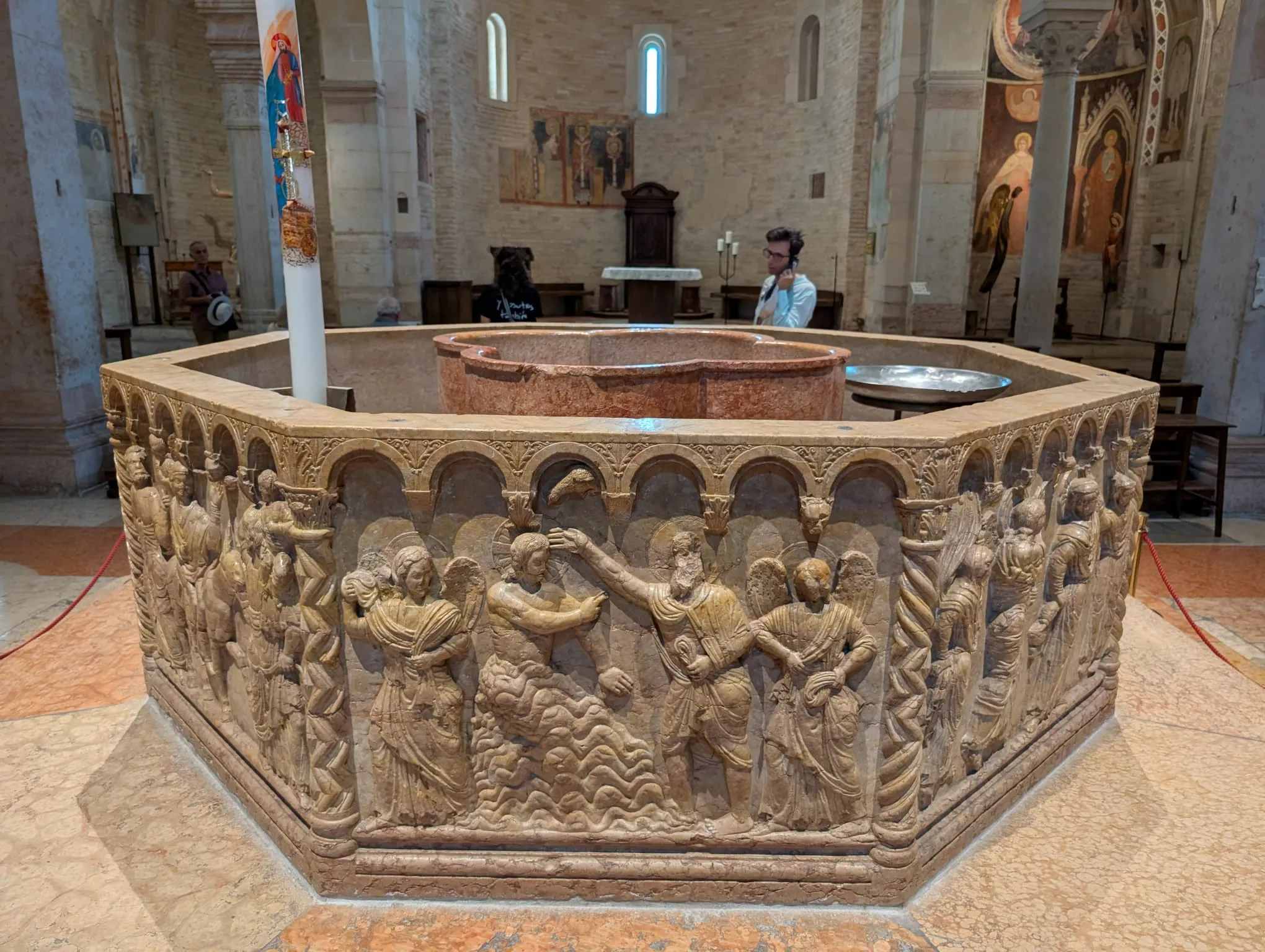 El complejo del Duomo, Pila Bautismal