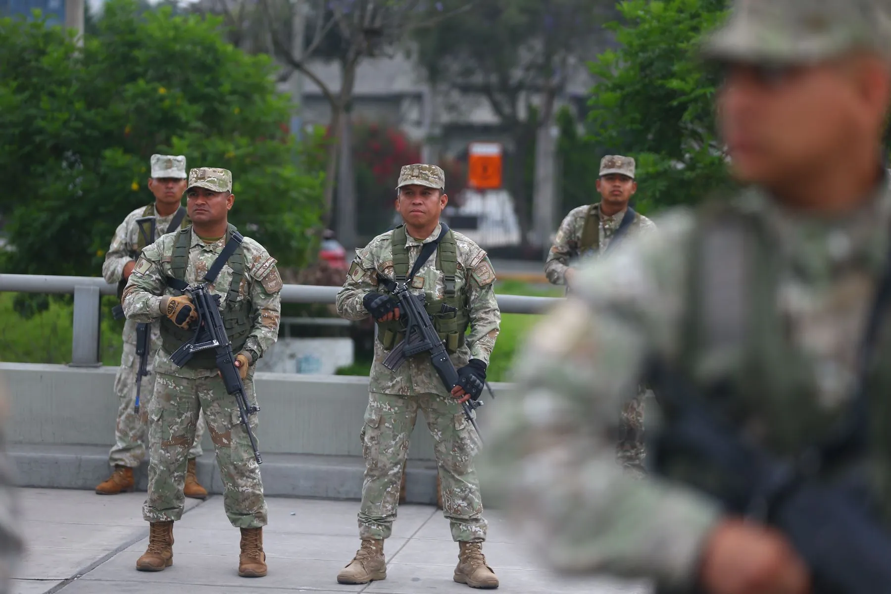 Gobierno militariza Trujillo tras atentado contra sede del Ministerio Público y descarta salida de Santiváñez