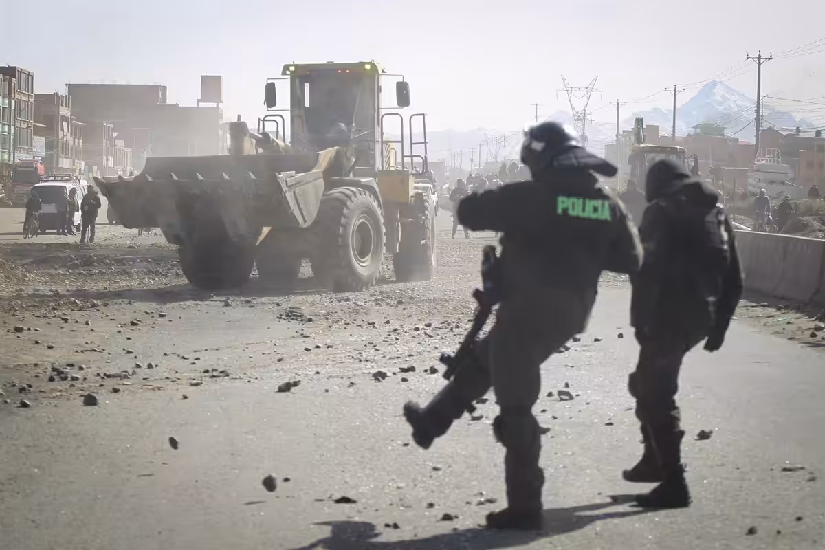 Las fuerzas de seguridad de Bolivia comienzan a desmantelar los bloqueos de protesta