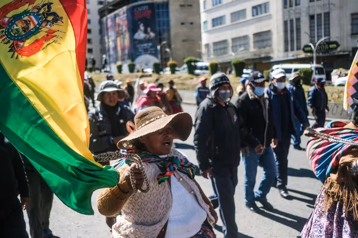 Comienza la movilización de militares y policías tras la declaración del estado de excepción en Bolivia