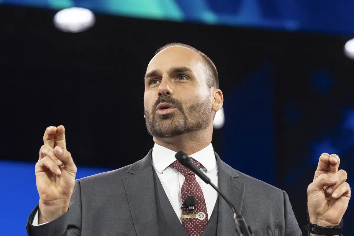 Eduardo Bolsonaro acaba su excedencia como diputado y rechaza renunciar entre amenazas a De Moraes y la Policía