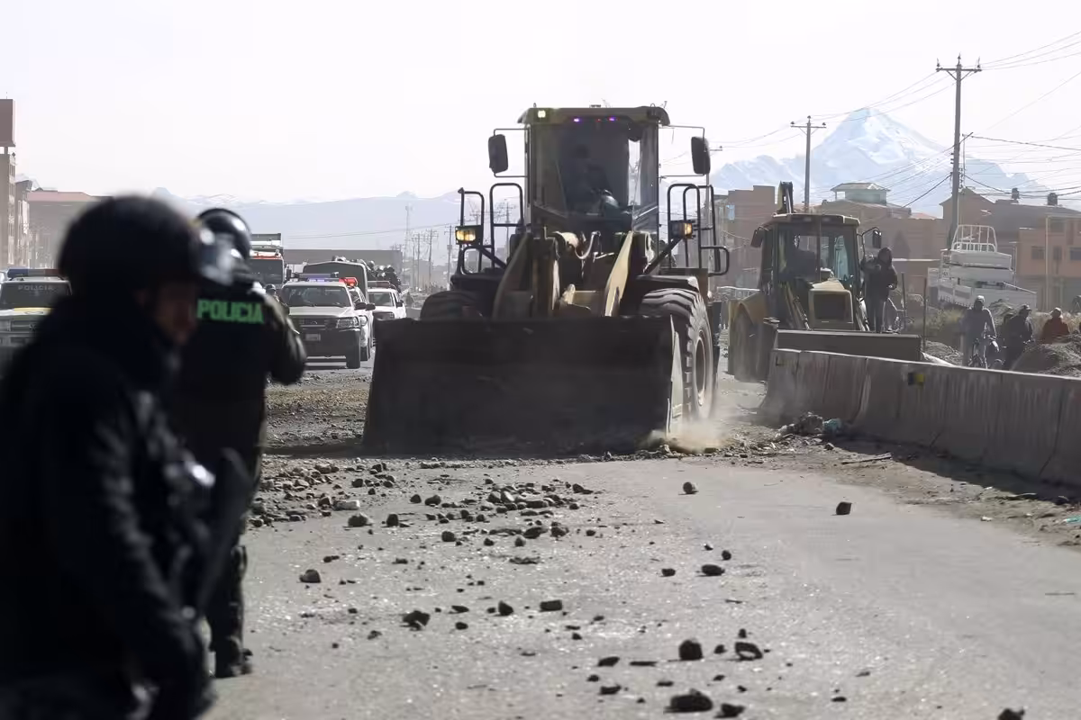 Al menos 27 bloqueos de carretera se mantienen pese al estado de excepción declarado en Bolivia