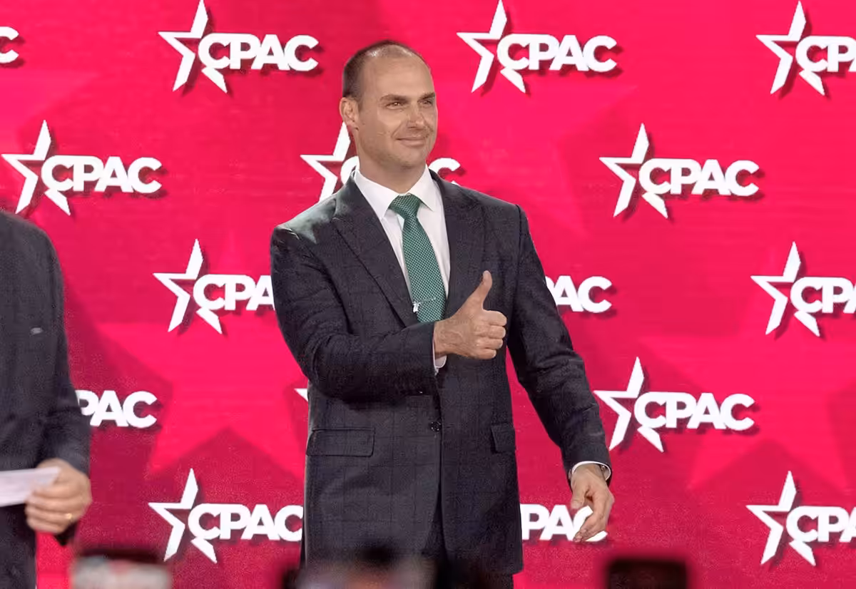 EEUU concede la residencia permanente al prófugo Eduardo Bolsonaro por sus "habilidades extraordinarias" 6 EEUU concede la residencia permanente al prófugo Eduardo Bolsonaro por sus “habilidades extraordinarias”