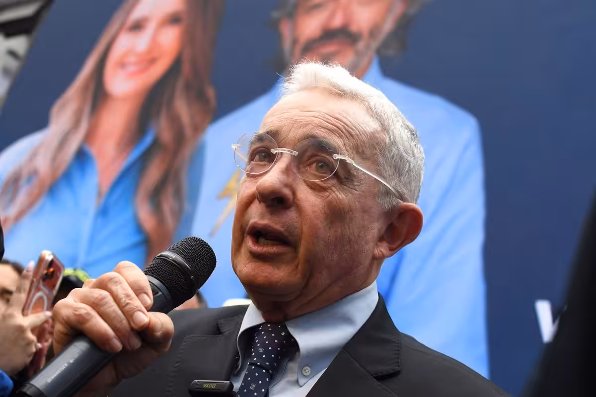 Álvaro Uribe acusa a Petro y Cepeda de instigar el asesinato del precandidato presidencial colombiano Miguel Uribe