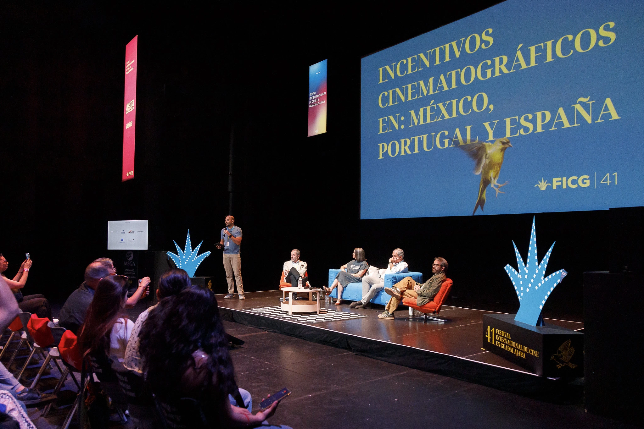 Panel: Incentivos Cinematográficos en México,Portugal y España

Panel: Incentivos Cinematográficos en México,

Portugal y España. De izquierda a derecha: el moderador Carlos Gómez Iniesta, Camilo Vázquez de ICAA, Daniela Alatorre de IMCINE, Luis Chaby de ICA, y Alejandro Tavares de FILMA Jalisco; en la edición 41 del Festival Internacional de Cine en Guadalajara (FICG). Guadalajara, Jalisco, México. Lunes 20 de junio de 2026. Foto : cortesía FICG / Ana Cristina Rodríguez