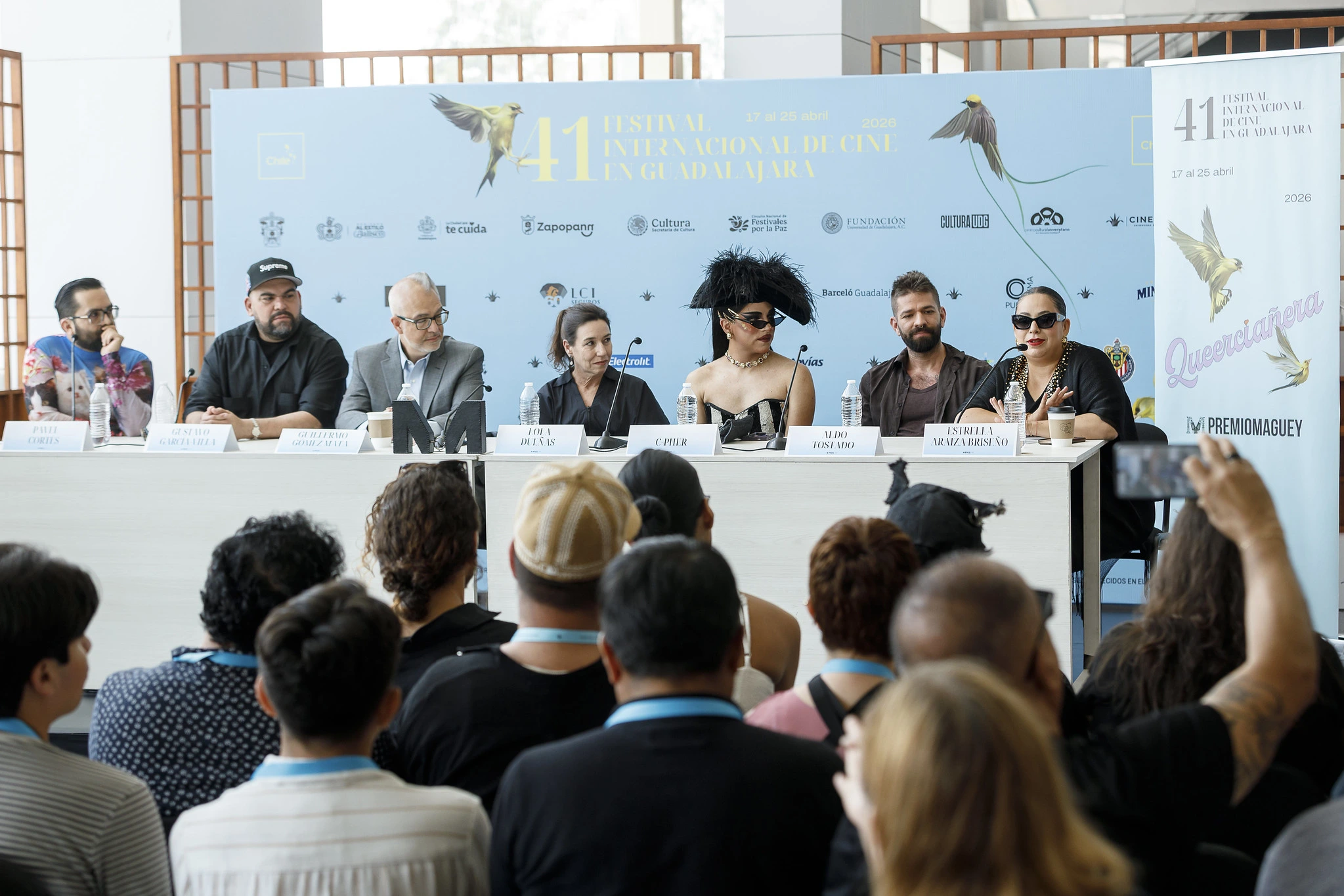 Conferencia de prensa Premio Maguey "XV PREMIO MAGUEY: QUEERCIAÑERA". De izquierda a derecha, Director de Premio Maguey y Director de Programación del FICG, Pável Cortés; el fotógrafo expositor en ÁNIMAS, Gustavo García Villa; el Presidente del Patronato del Festival Internacional de Cine, Guillermo Gómez Mata; la directora homenajeada con el Premio Maguey Trayectoria, Luisa Huellas; el Homenajeado al Premio Maguey Drag Icon, C-Pher; el Artista Invitado pieza EMME de la edición XV del Premio Maguey, Aldo Tostado; y la Directora General del Festival Internacional de Cine en Guadalajara, Estrella Araiza; en la edición 41 del Festival Internacional de Cine en Guadalajara (FICG). Guadalajara, Jalisco, México. Lunes 20 de abril de 2026. Foto: cortesía FICG / Ana Cristina Rodríguez M