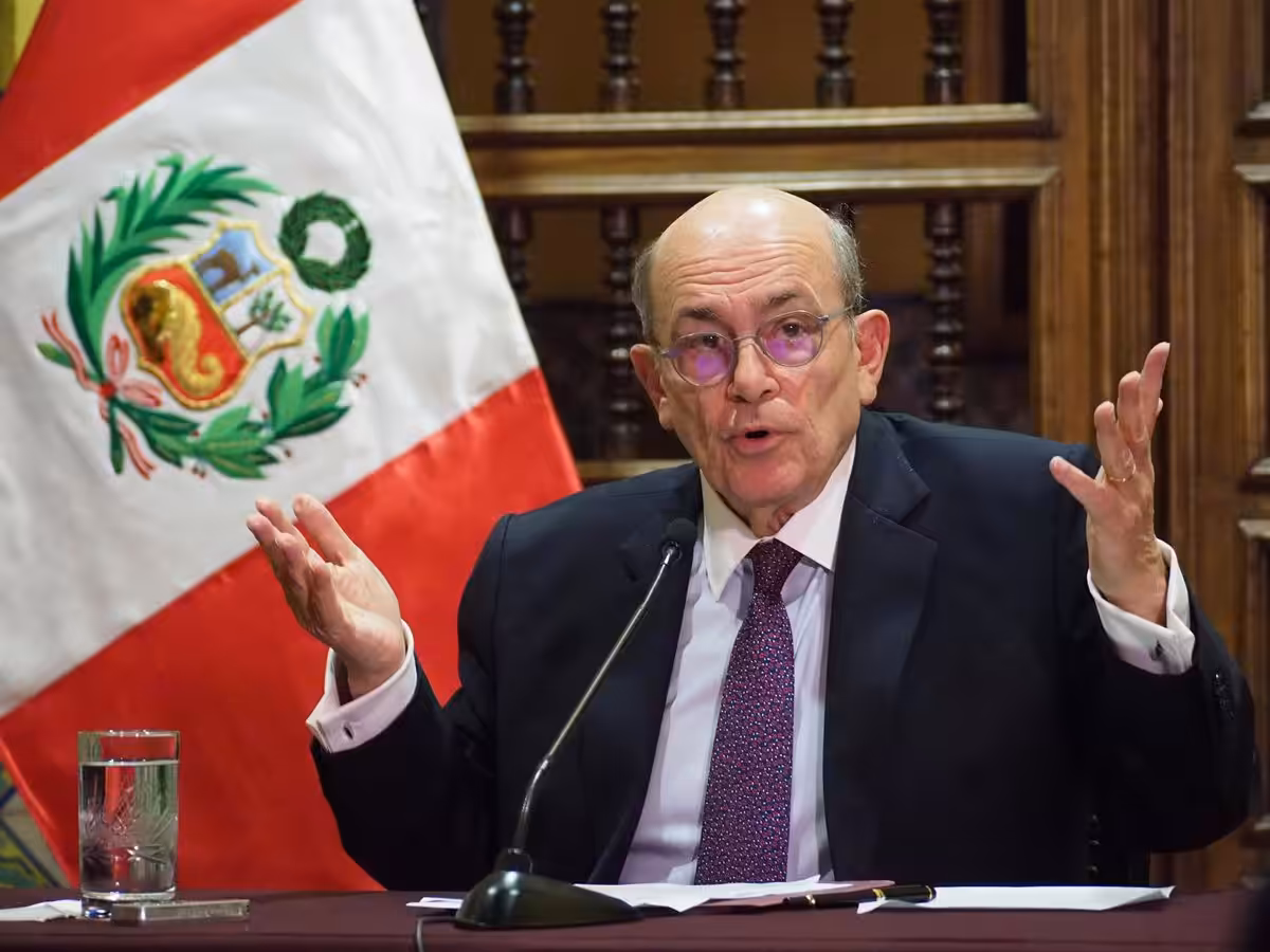 Dimiten los ministros de Exteriores y Defensa de Perú por la decisión del presidente de paralizar compra de F16